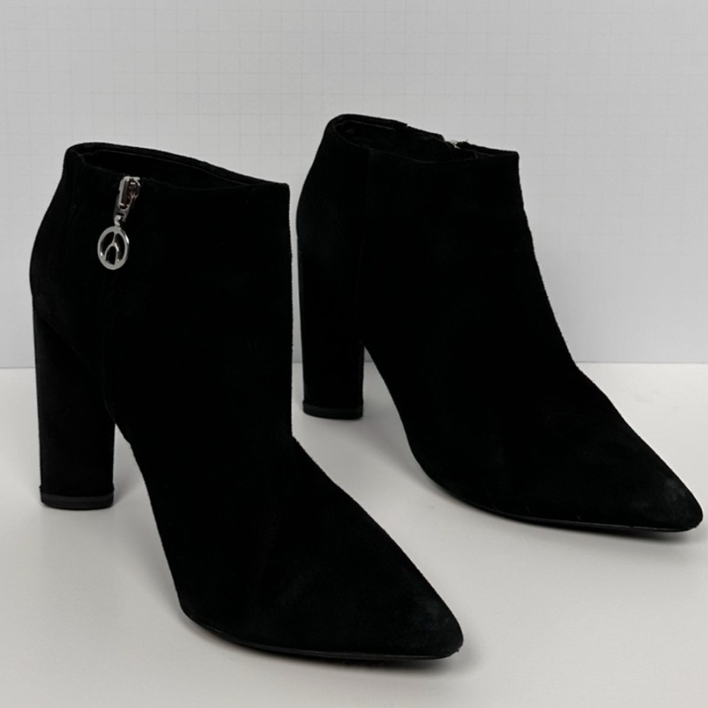 Wishbone — Sleek Black Ankle Booties with Modern Design size 9 - Picture 7 of 8
